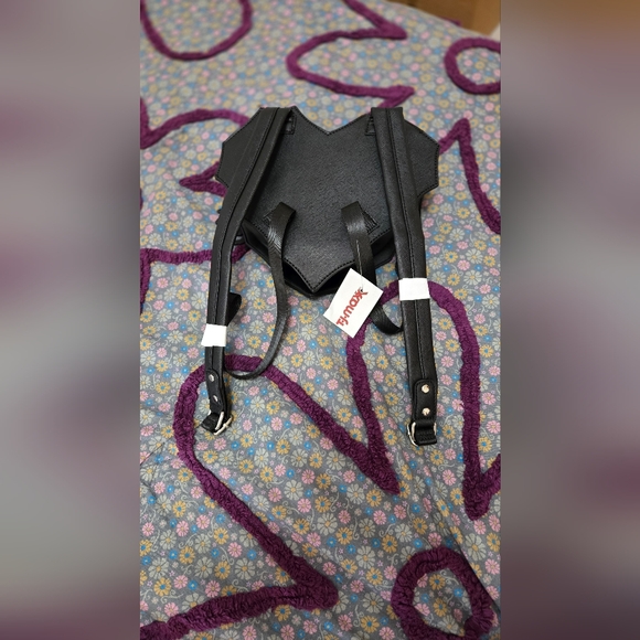 HEART SHAPED SPIDERWEB BACKPACK NWT - Picture 4 of 4